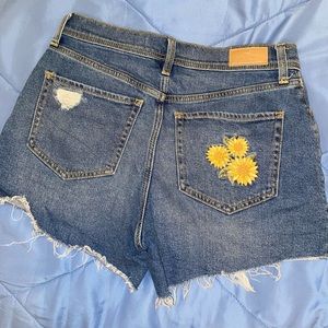 hollister sunflower shorts 🌻